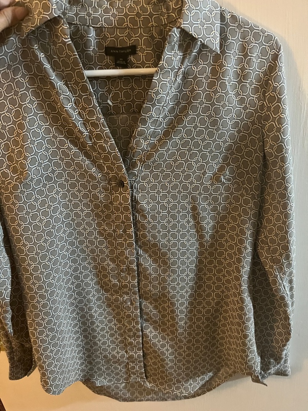 Ann Taylor essential blouse Gray Geometric Button-Down Shirt